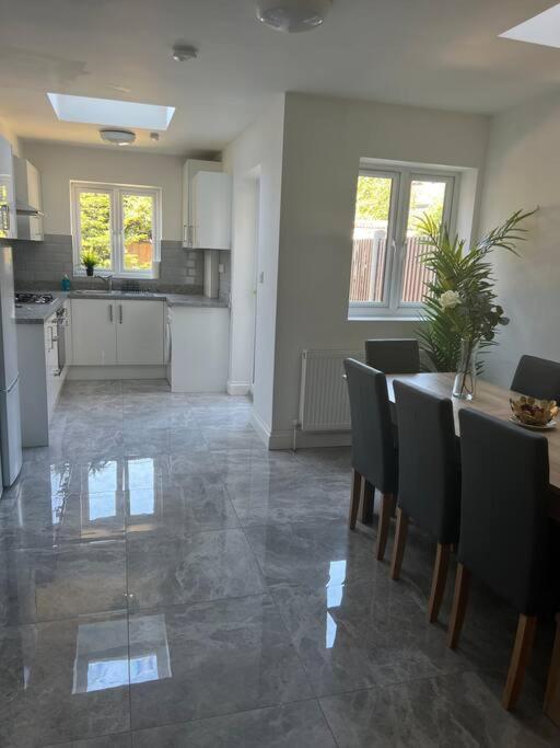 Entire 5 Bedroom With Garden - Sleeps 9 Apartment