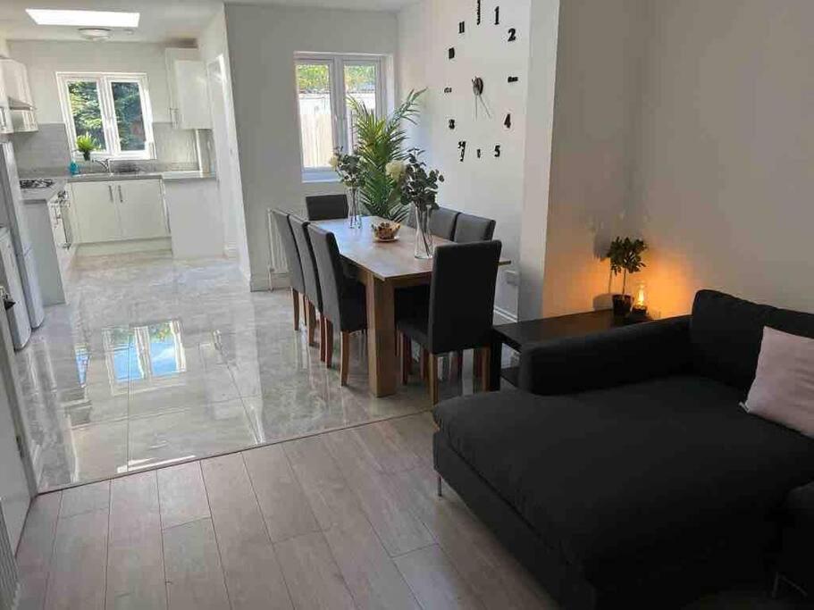 Apartment Entire 5 Bedroom With Garden - Sleeps 9 London